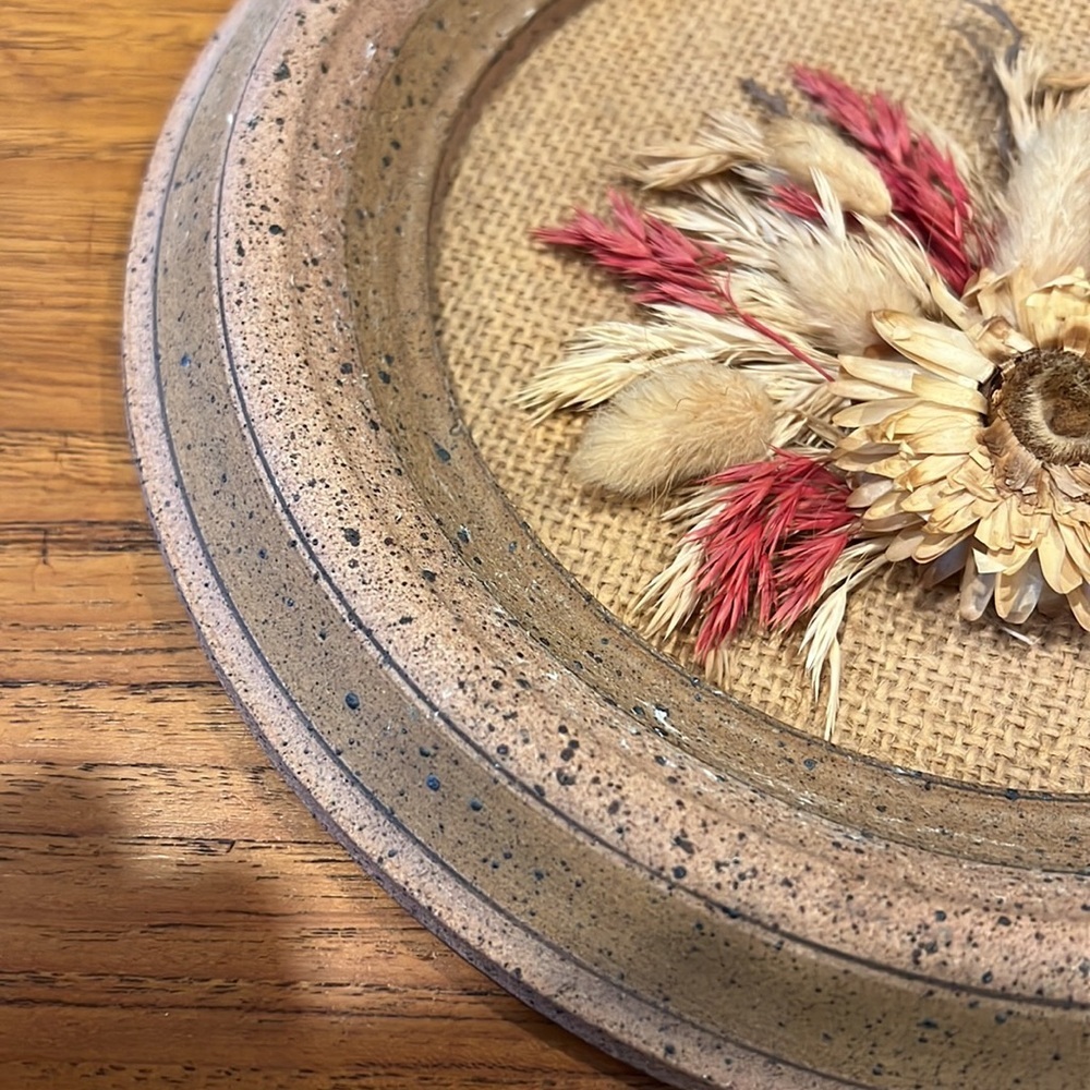 Wall hanging, handmade, pottery, ceramic plaque w/dry flower arrangement burlap - Picture 6 of 10